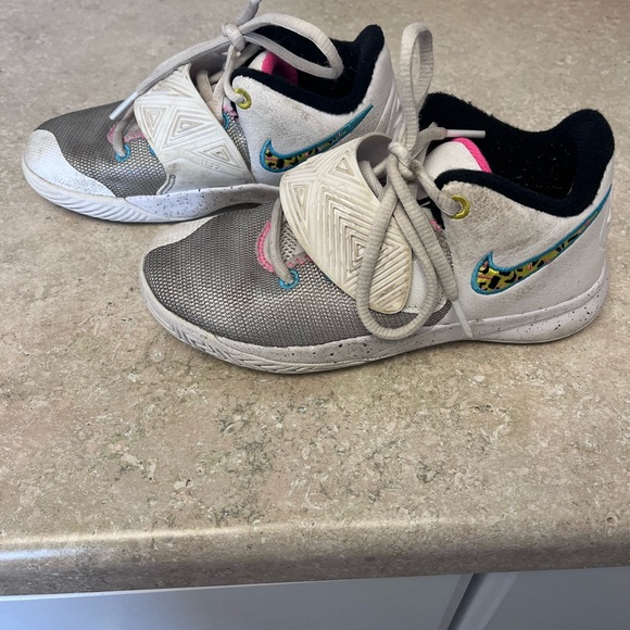 Kyrie Flytrap 3, Boys sneakers, white size 13C - Picture 4 of 10